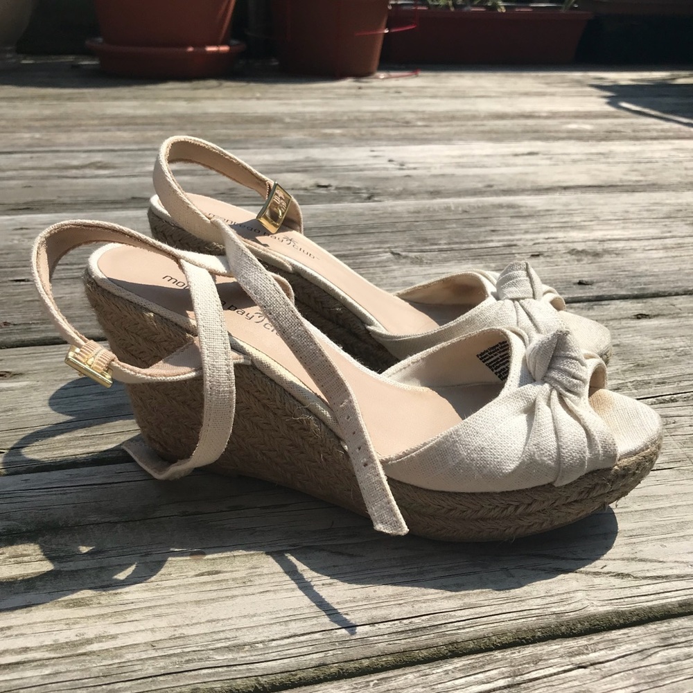 White wedges with a tie on the toe